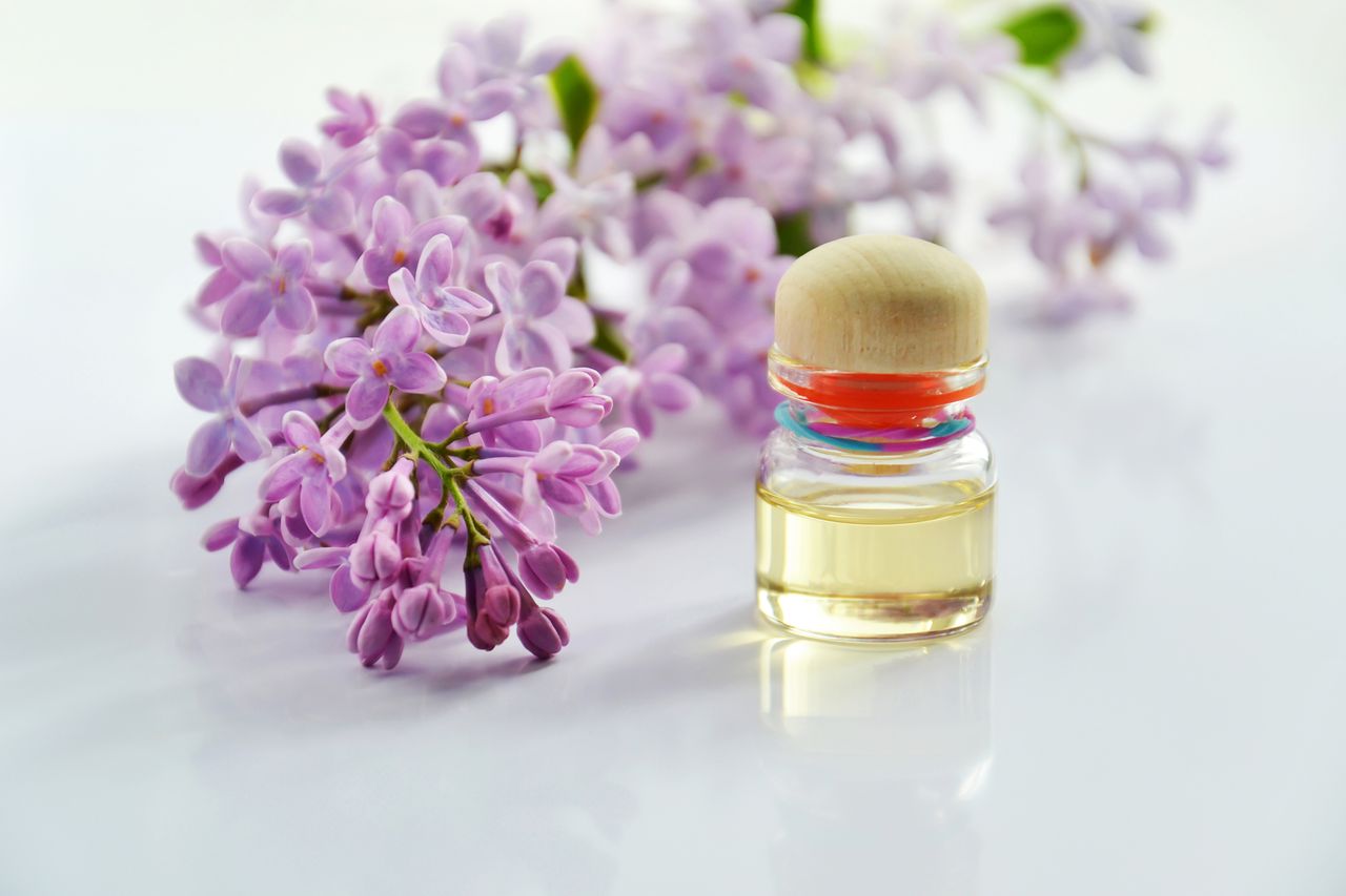 Glass bottle of lavender essential oil with fresh flowers, perfect for aromatherapy and relaxation.